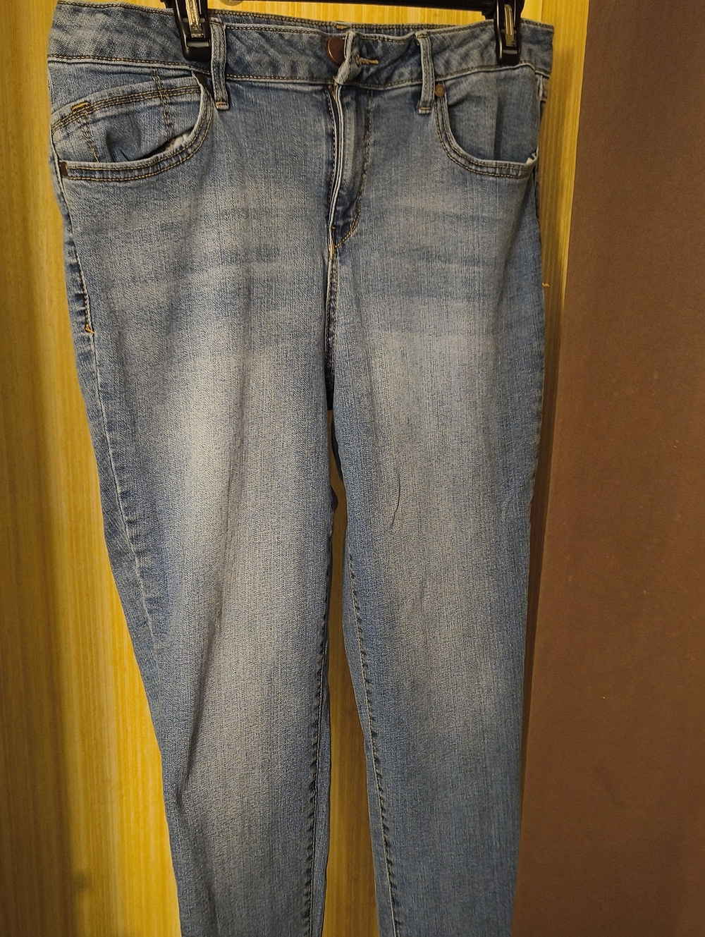 1822 Denim Slim Fit Jeans in Light Blue Wash